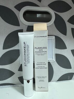 Studio Makeup Flawless Skin Foundation - Oat Light $30msrp